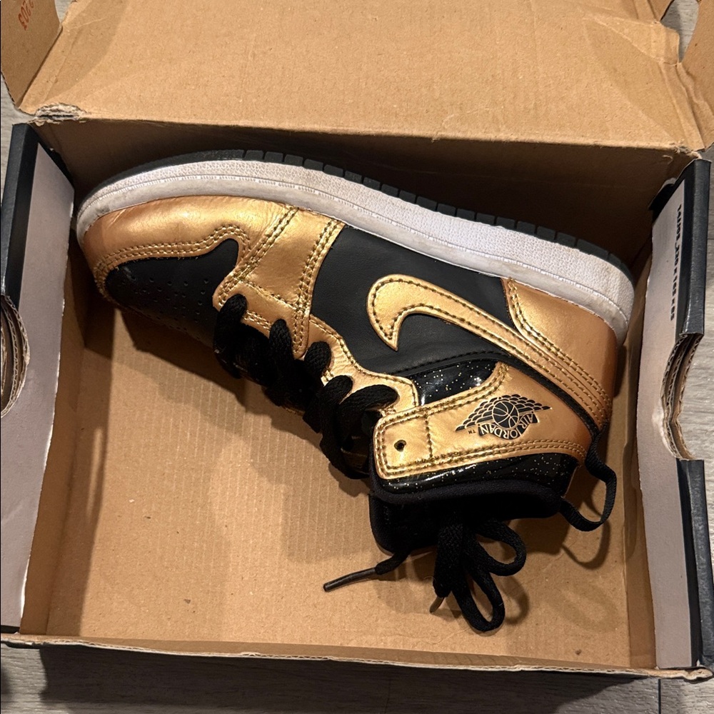 Nike Kids Shoes Black and Gold - Picture 5 of 6